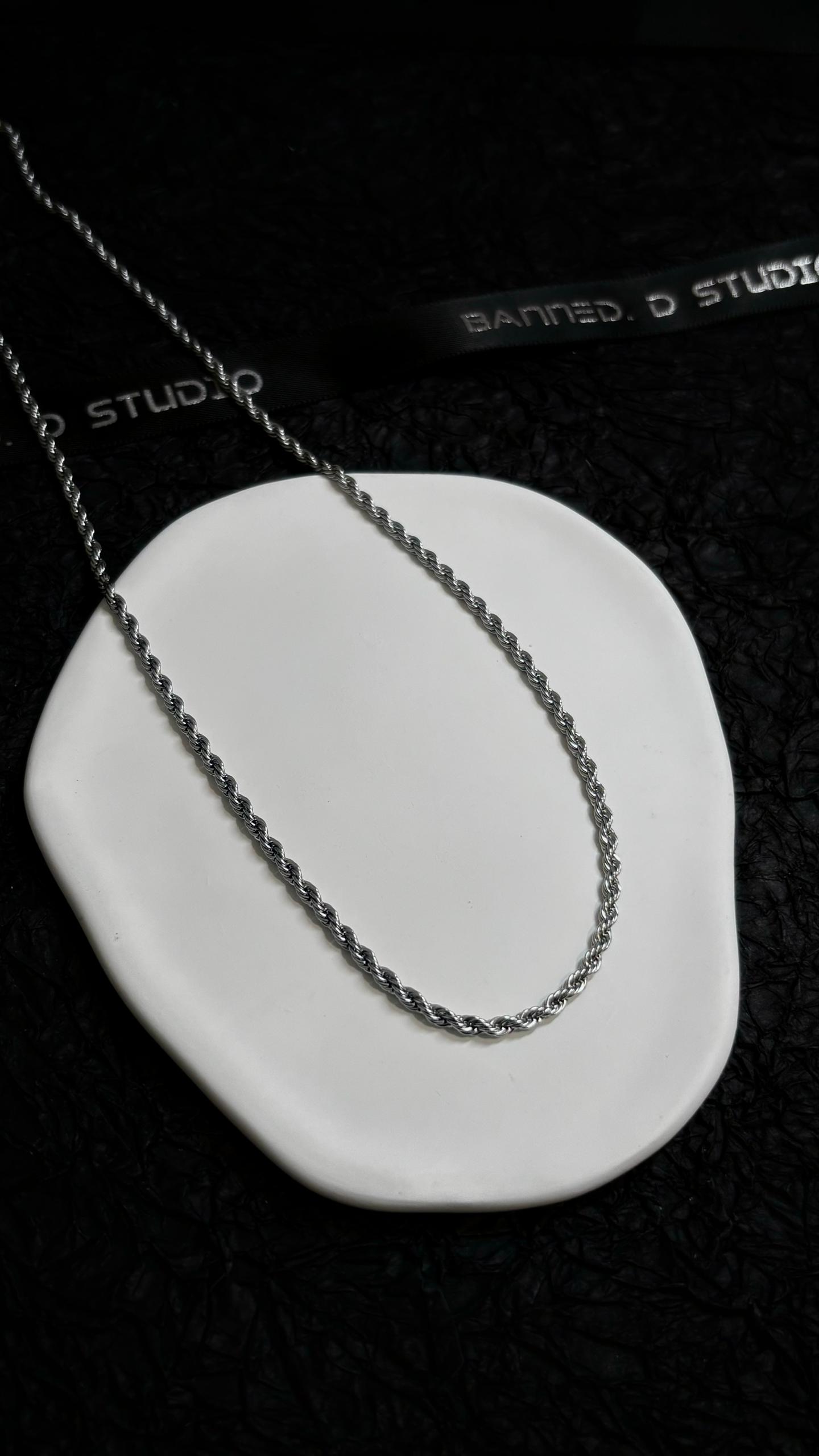 Slim Twisted Chain Plain Necklace